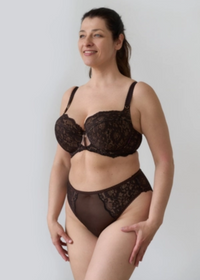 Model in High Leg Broekje Chocolade Voorzijde
