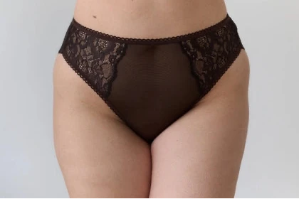 Model in High Leg Broekje Chocolade Voorzijde