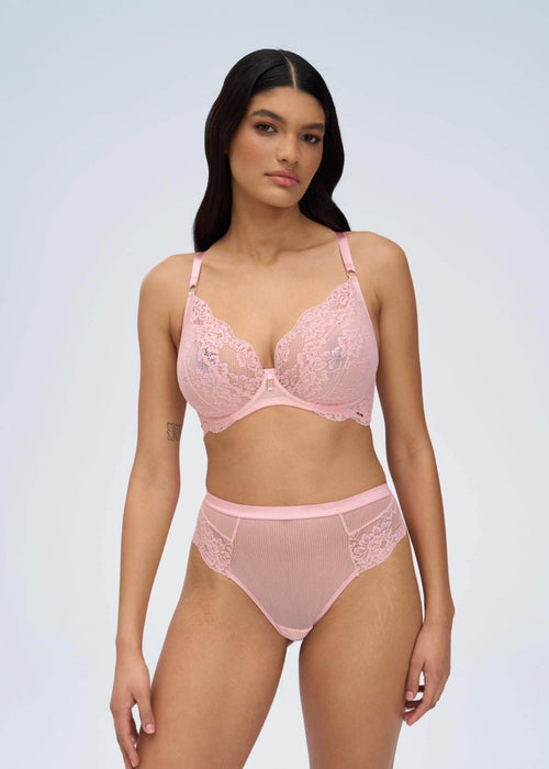 Model in Powder Whisper High Waisted String Voorzijde 