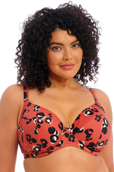 Model in Kotiya Plunge Bikini Top Terractorra voorzijde