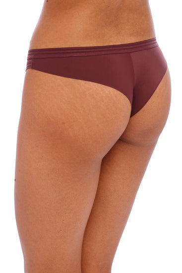 Model in Tailored Brazilian Broekje Dark Cherry Achterzijde