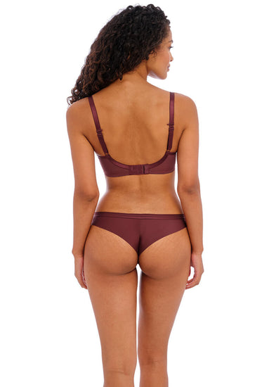 Model in Tailored Brazilian Broekje Dark Cherry Achterzijde