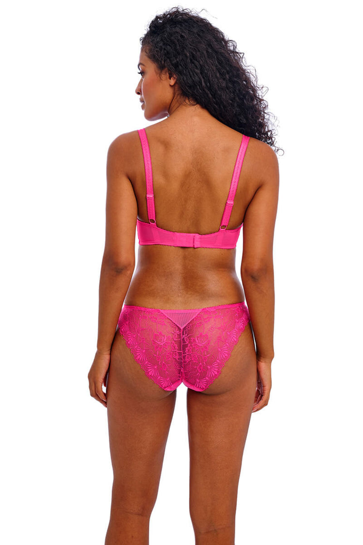 Model in Fascinate Balconette BH Hot Pink achterzijde