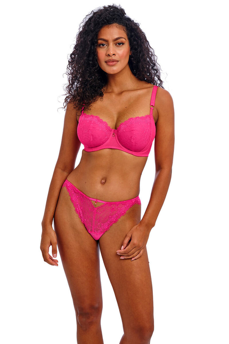 Model in Fascinate Balconette BH Hot Pink voorzijde
