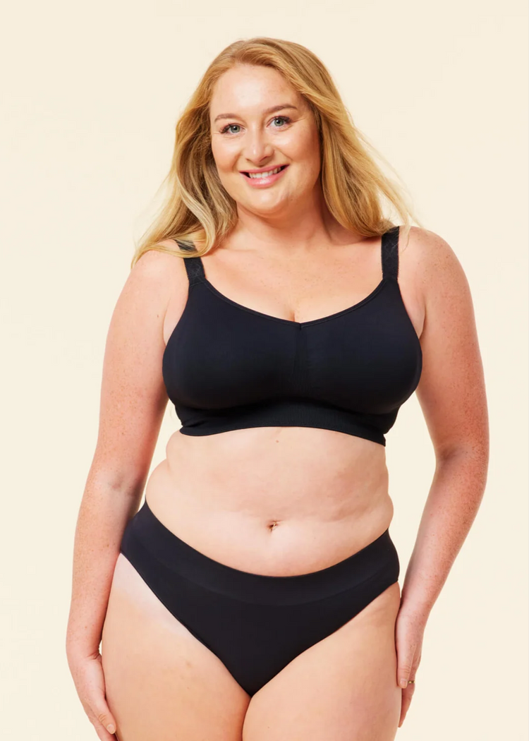 Model in Sugarcandy Basic Broekje Zwart Voorzijde