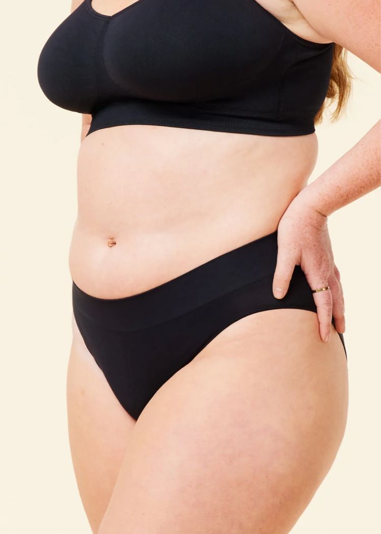 Model in Sugarcandy Basic Broekje Zwart Voorzijde