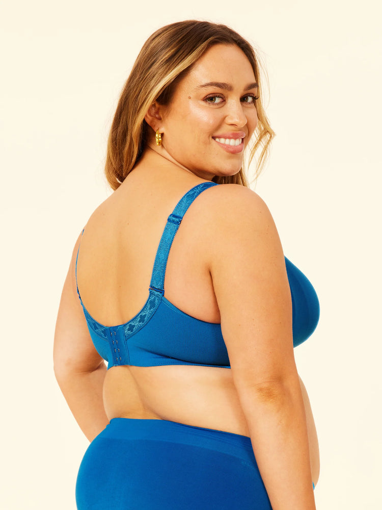 Model in Sugarcandy Beugelloze BH Cobalt Blue Achterzijde 