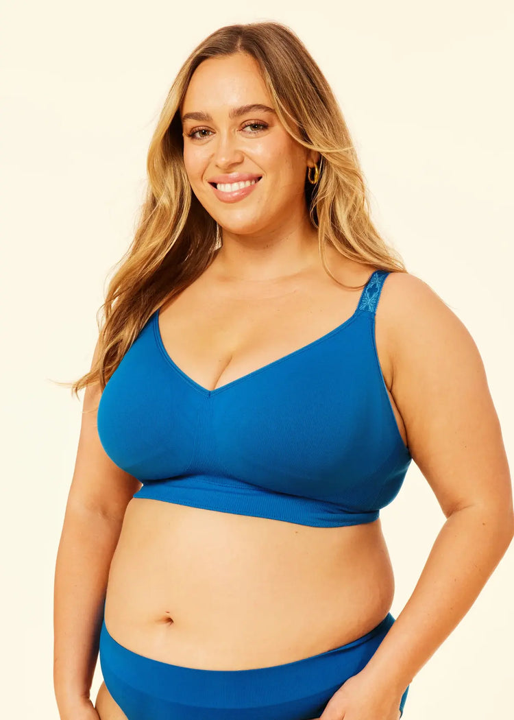 Model in Sugarcandy Beugelloze BH Cobalt Blue Voorzijde