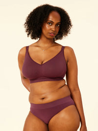Model in Sugarcandy Beugelloze BH Plum voorzijde