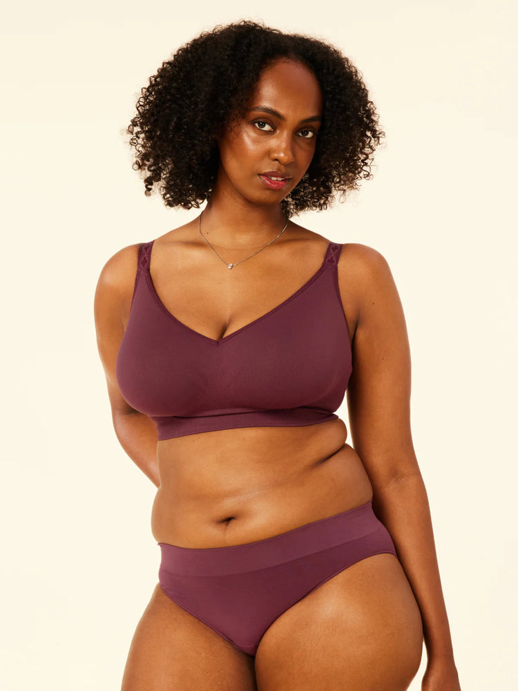 Model in Sugarcandy Beugelloze BH Plum voorzijde