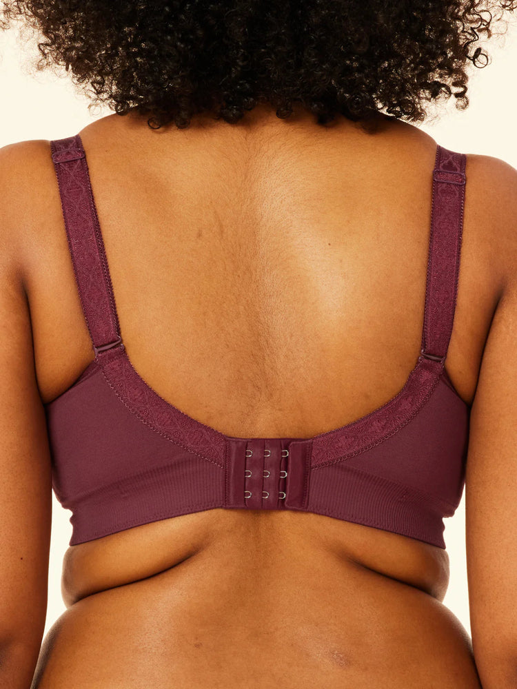 Model in Sugarcandy Beugelloze BH Plum achterzijde