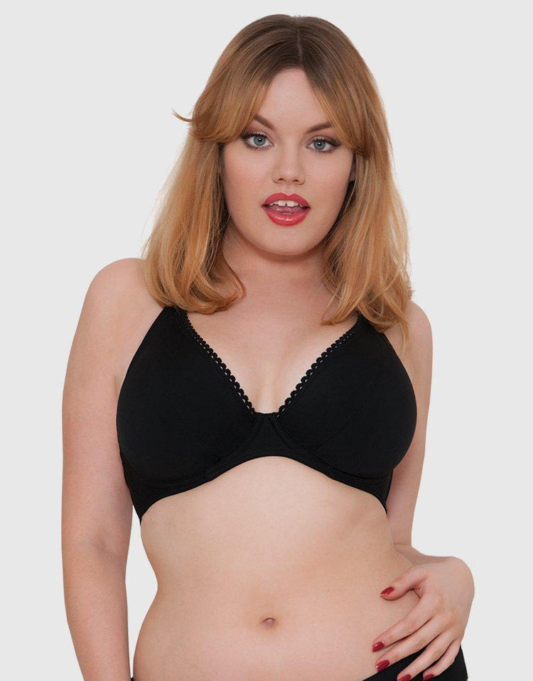 Model in Curvy Kate Jetty Halterneck Bikinitop Zwart