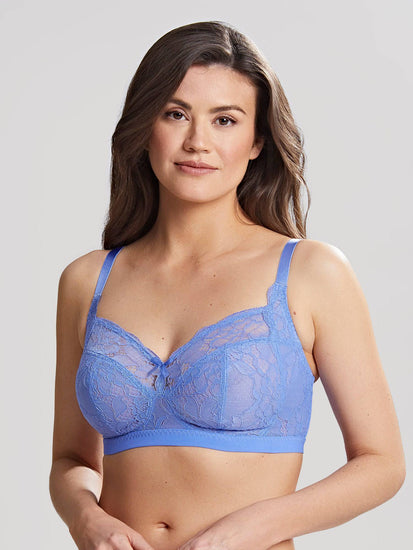 Model In Panache Imogen Beugelloze Balconette BH Cornflower Voorzijde