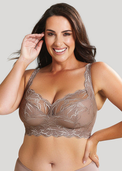 Model in Sculptresse Embrace Bralette Zonder Beugel Fawn