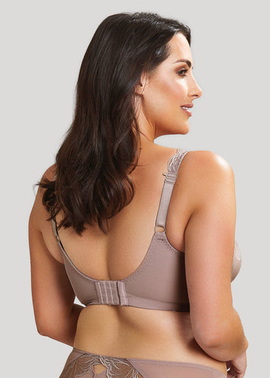 Model in Sculptresse Embrace Bralette Zonder Beugel Fawn achterzijde