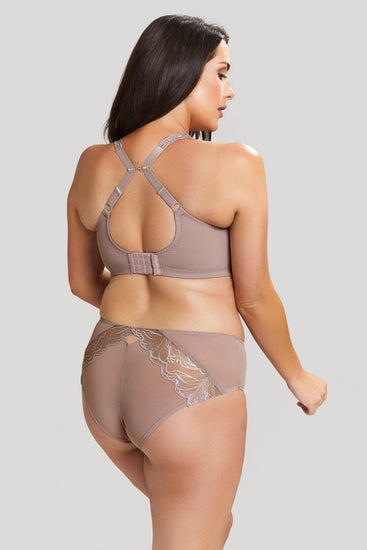 Model in Sculptresse Embrace Bralette Zonder Beugel Fawn achterzijde racerback