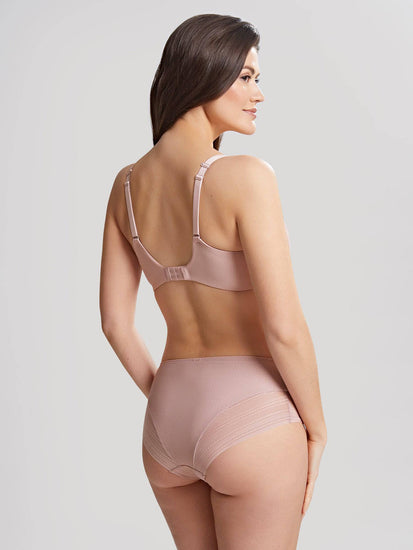 Model In Panache Serene Set Vintage Achterzijde