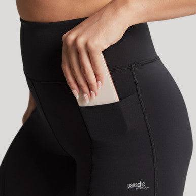 Model in Panache Sport Legging Zwart zijkant