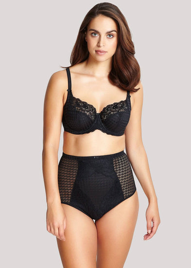 Model in Panache Envy Zwart setje
