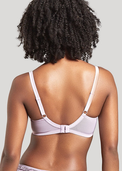 Model in Panache Envy Balconette BH Lilac Achterzijde