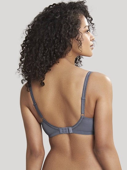 Model in Panache Envy Balconette BH Achterkant