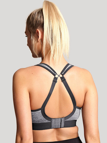 Model in Panache Sport BH Beugelloos Grijs Racerback Achterzijde