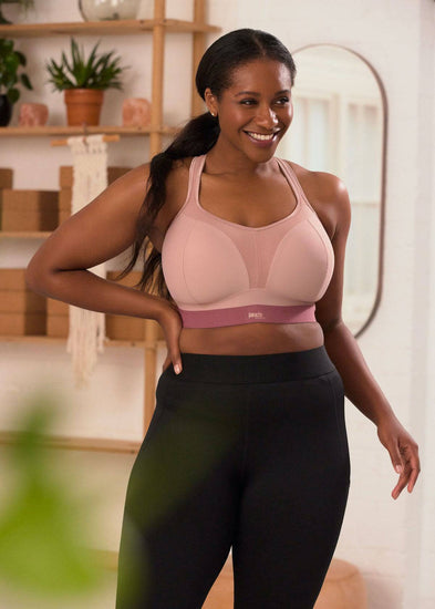 Model In Panache Beugelloze Sport BH Warm Taupe Voorzijde Lifestyle