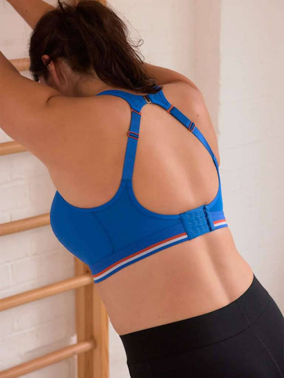 Model in Panache Beugelloze Sport BH Retro Blue achterzijde