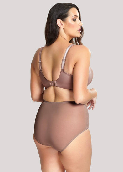 Model in Sculptresse Chi Chi High Waisted Broekje Cappuccino