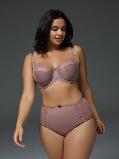 Model in Sculptresse Chi Chi Cappuccino