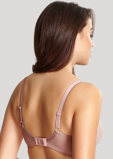 Model in Panache Ana Plunge BH Vintage achterzijde