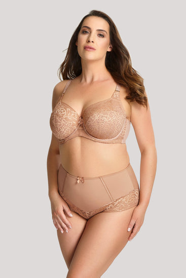Model in Sculptresse Estel Honey setje voorzijde