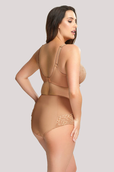Model in Sculptresse Estel Honey achterzijde