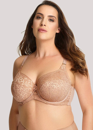 Model in Sculptresse Estel Full Cup BH Honey voorzijde
