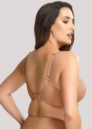 Model in Sculptresse Estel Full Cup BH Honey achterzijde