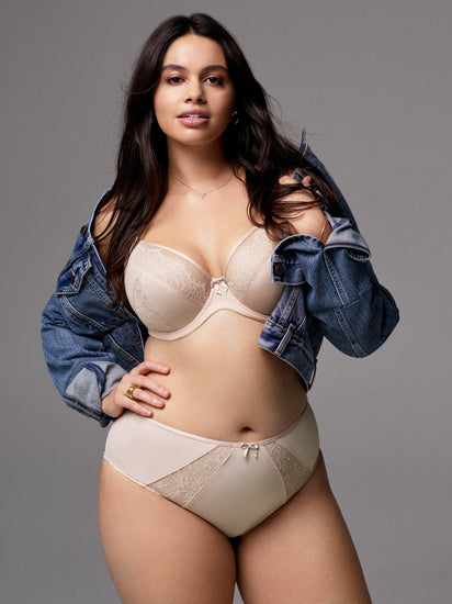 Model in Sculptresse Siren Vintage set voorzijde