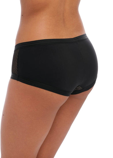 Model In Freya Tailored Short Zwart