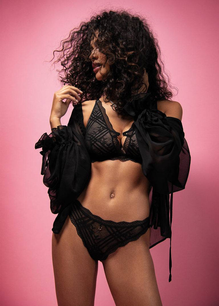 Model in Freya Fatale Brazilian Broekje Noir Lifestyle voorzijde