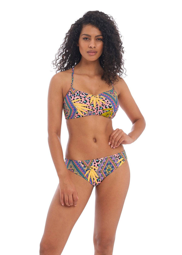 Model in Freya Cala Fiesta Voorgevormde Bralette Bikini Top Multi voorzijde