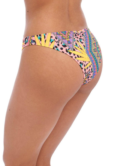 Model in Freya Cala Fiesta Brazilian Bikini Broekje Multi achterzijde