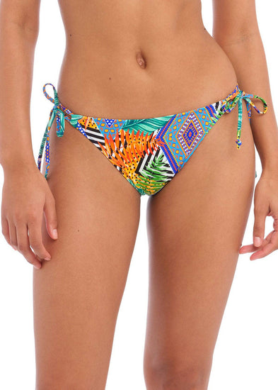 Model In Freya Cala Palma Tie-Side Bikini Broekje Multi Voorzijde