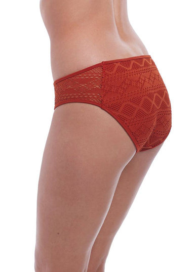 Model in Freya Sundance Bikini Broekje Bordeaux Achterzijde