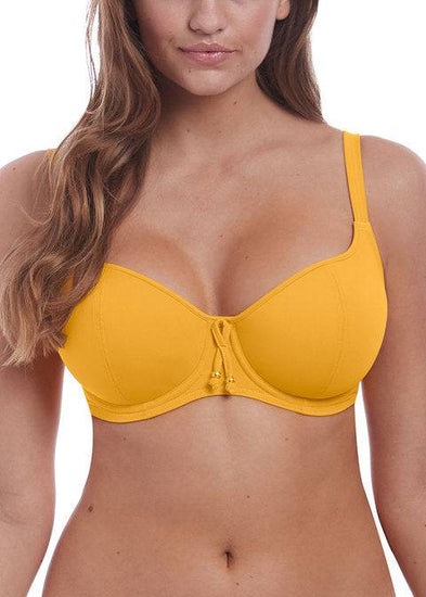 Model in Freya Remix Voorgevormde Bikini Top Geel 