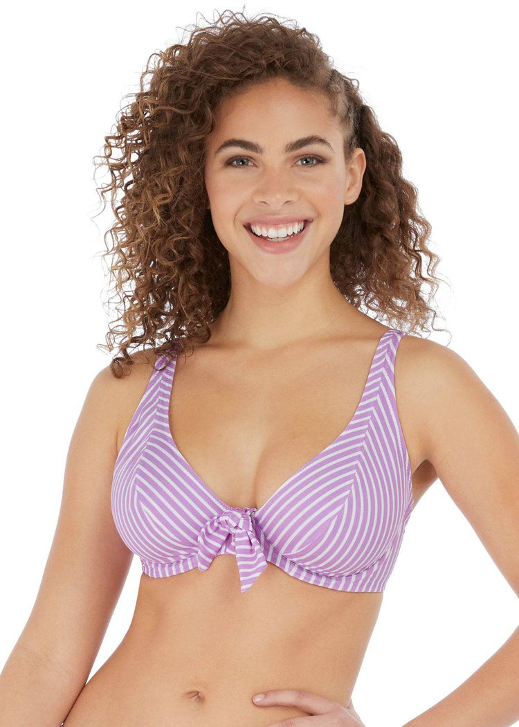 Model in Freya Beach Hut High Apex Bikini Top Cassis voorzijde