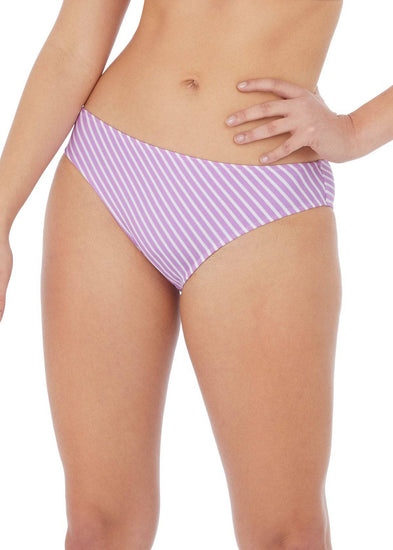 Model in Freya Beach Hut Bikini Broekje Cassis voorzijde