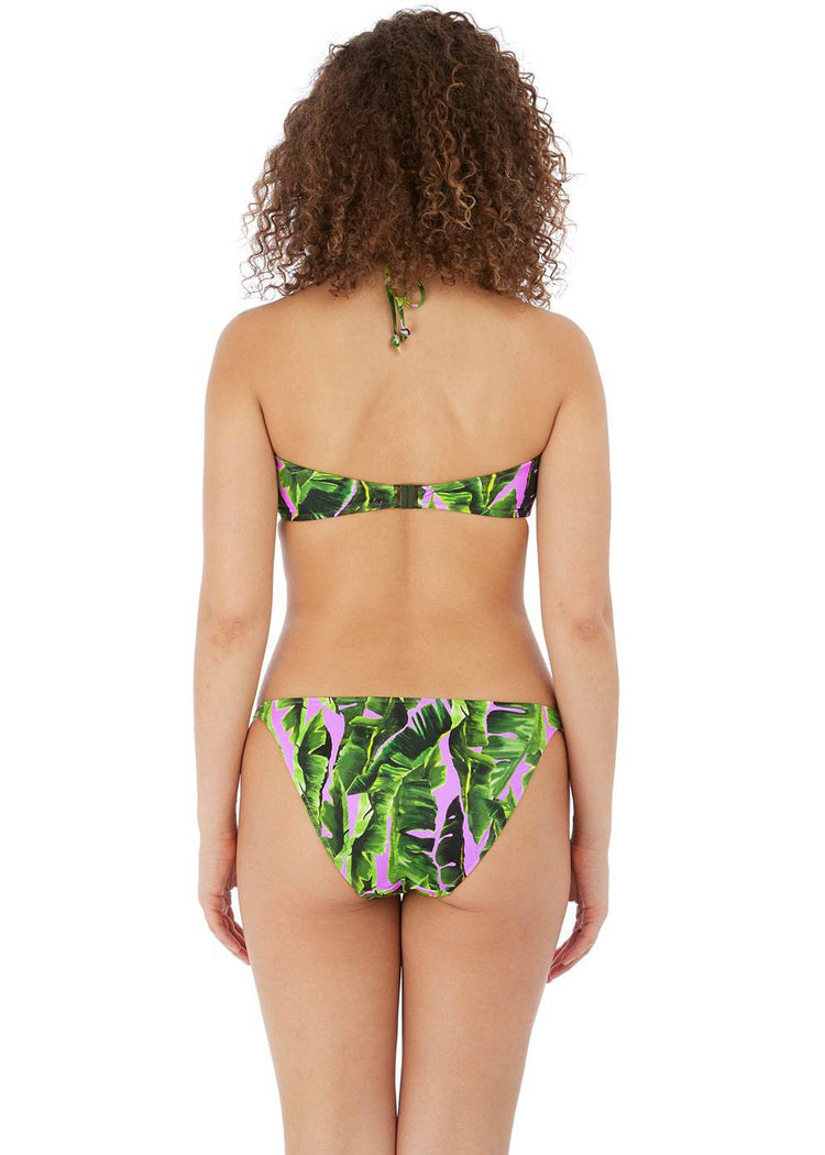 Model In Jungle Oasis Bikini Cassis Achterzijde