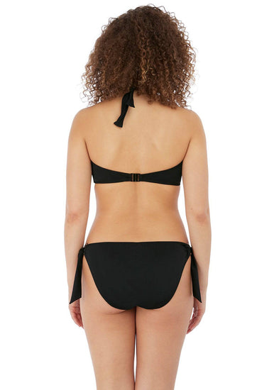 Model in Coco Wave Bikini Broekje Zwart Achterzijde