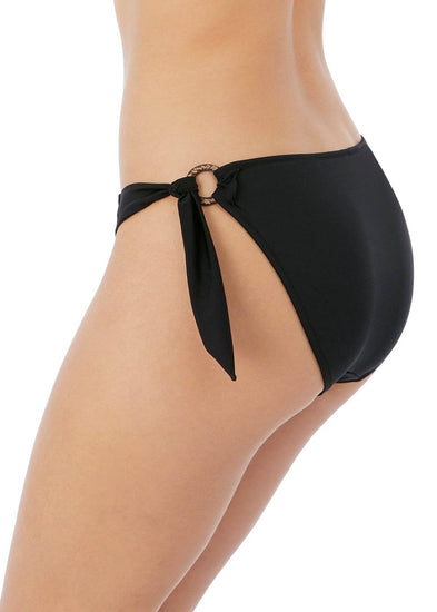 Model in Coco Wave Bikini Broekje Zwart Achterzijde