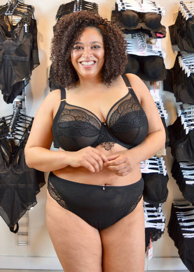 Model In Elomi Priya Set Zwart Voorzijde