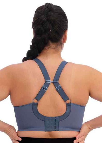 Model In Elomi Energise Sport BH Vintage Denim Achterzijde